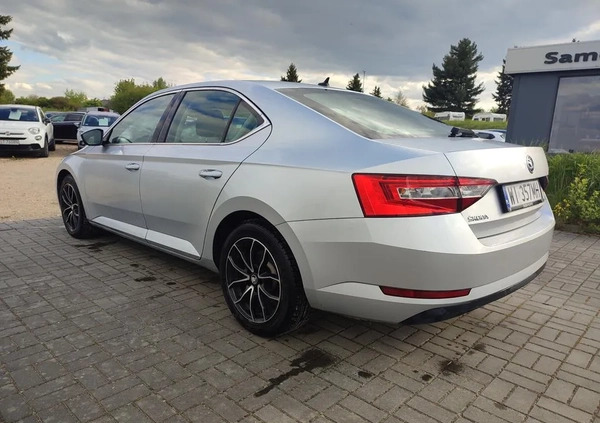 Skoda Superb cena 69000 przebieg: 80400, rok produkcji 2017 z Serock małe 121